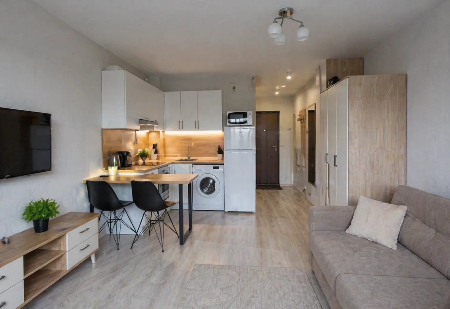 Студия у метро Лесная